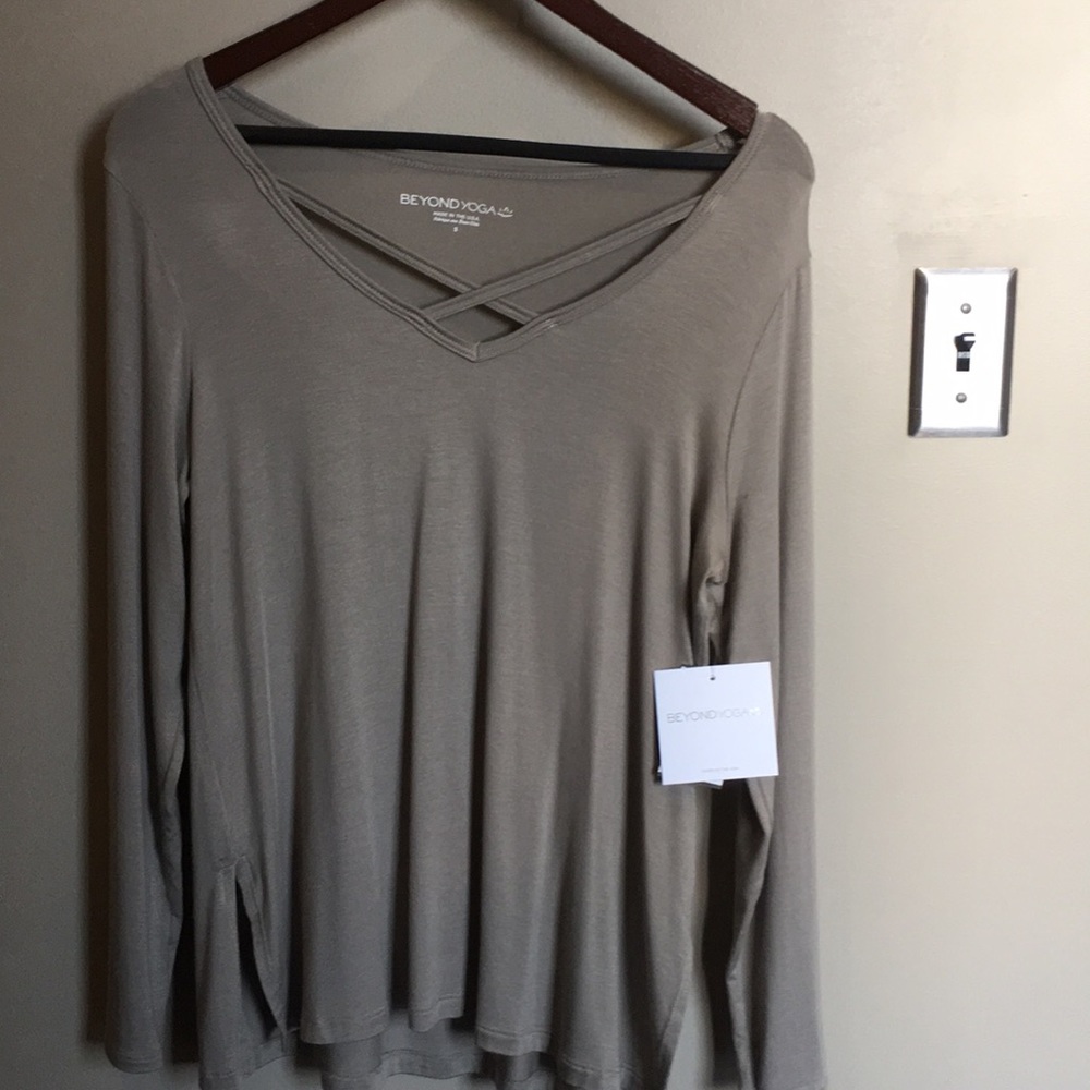 NWT Beyond Yoga cross me once pullover
